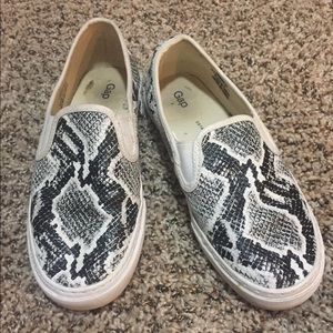 Gap slip ons. Very comfortable. Gently used.